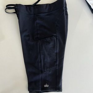 ALO YOGA - 9” Biker shorts w/pockets